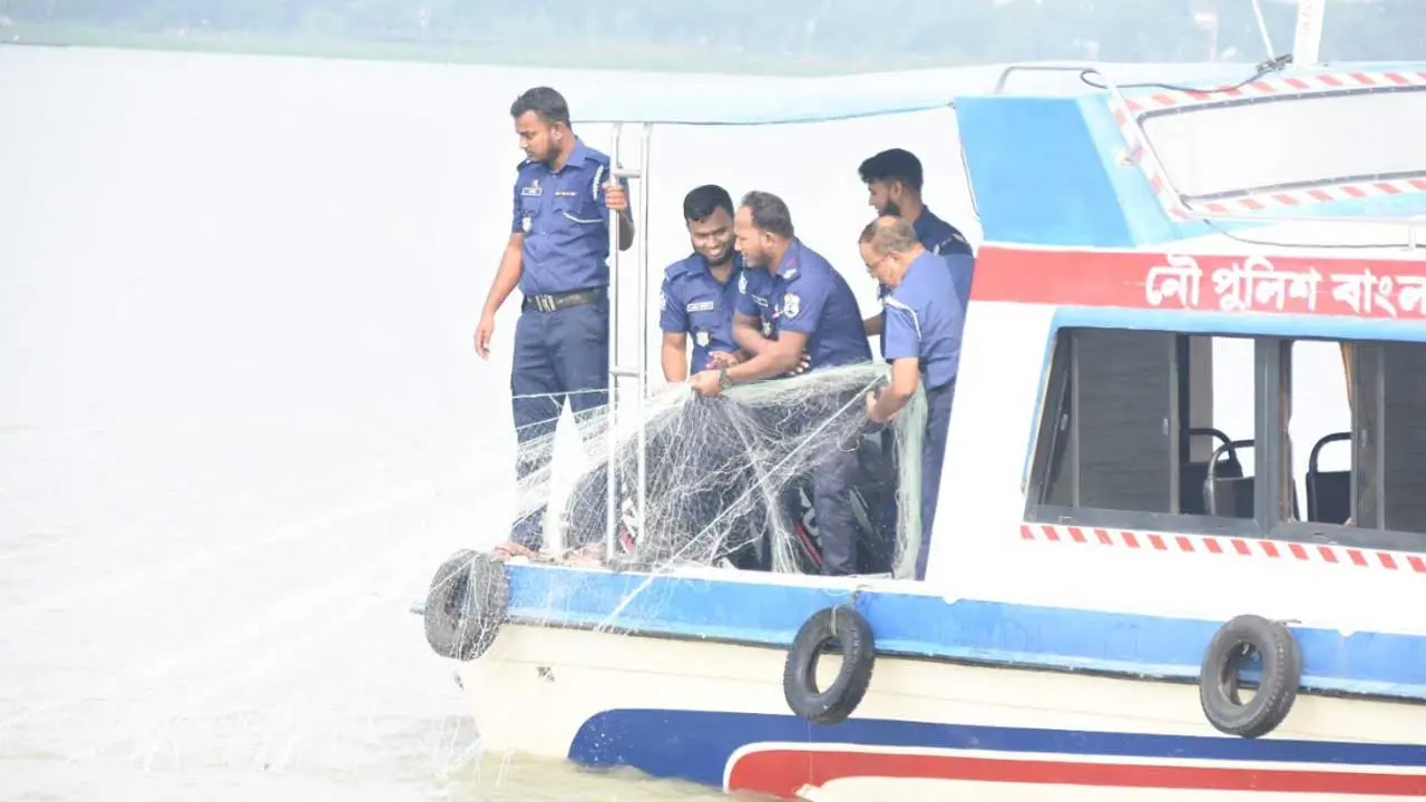 মা ইলিশ ধরার অভিযোগে ২ হাজার ৫২ জন আটক