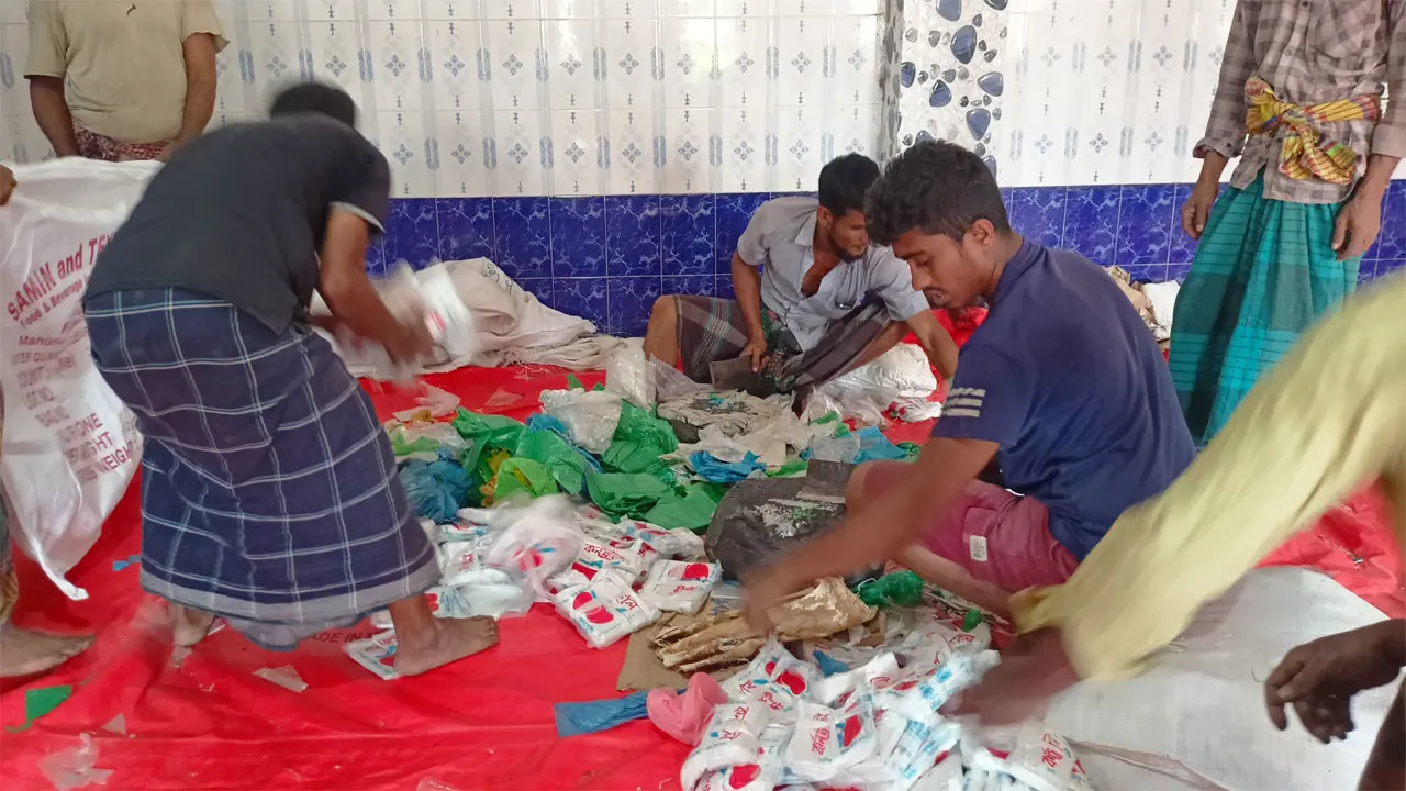কেটে ব্যবহার অনুপযোগী করা হলো ৯ হাজার কেজি পলিথিন