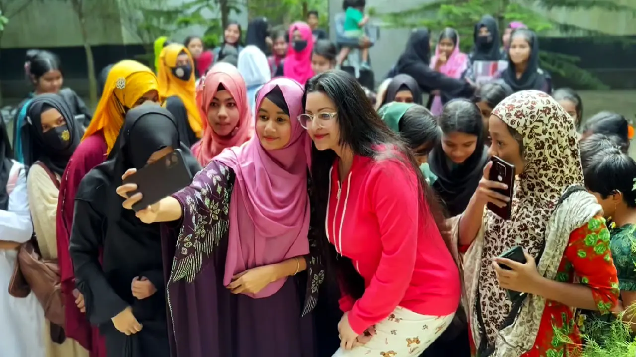 শিক্ষার্থীদের বিরুদ্ধে শিক্ষকদের কাছে নালিশ করবেন পরীমণি!