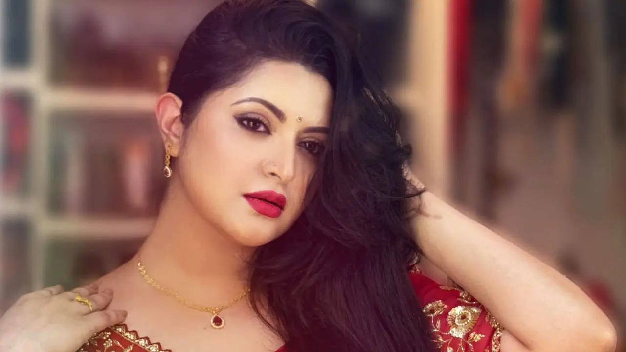 হঠাৎ পরীমণির বাড়ির সামনে শিক্ষার্থীদের ভিড়!