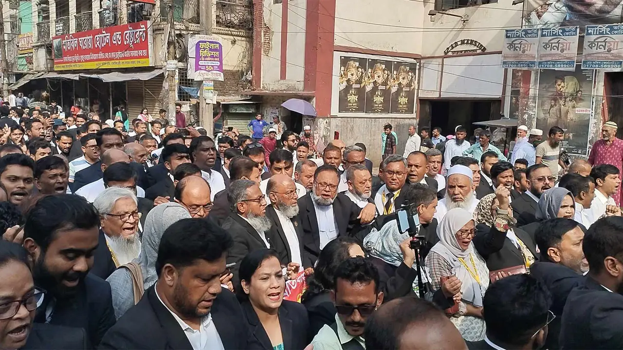 চট্টগ্রামে আইনজীবী হত্যার প্রতিবাদে ঢাকায় আইনজীবীদের বিক্ষোভ