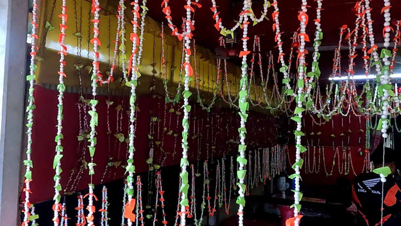 রফিকুলের বাসর ঘরে মাসিক আয় ৭০ হাজার টাকা