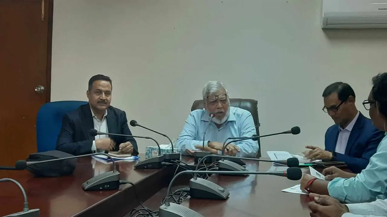 সবাই তার বাড়ির কাছে রেলস্টেশন চায়