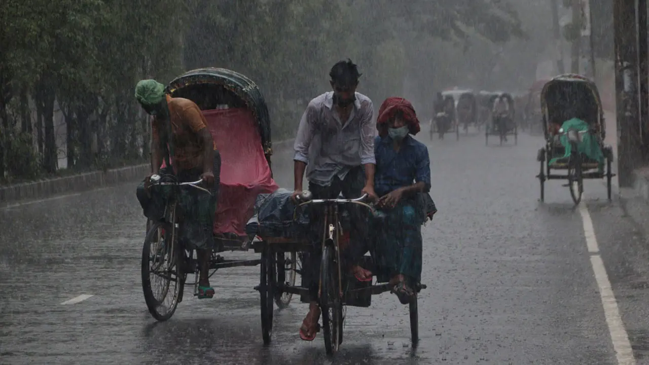 ৪ সমুদ্রবন্দরে সতর্কতা সংকেত, ৩ বিভাগে বৃষ্টির আভাস