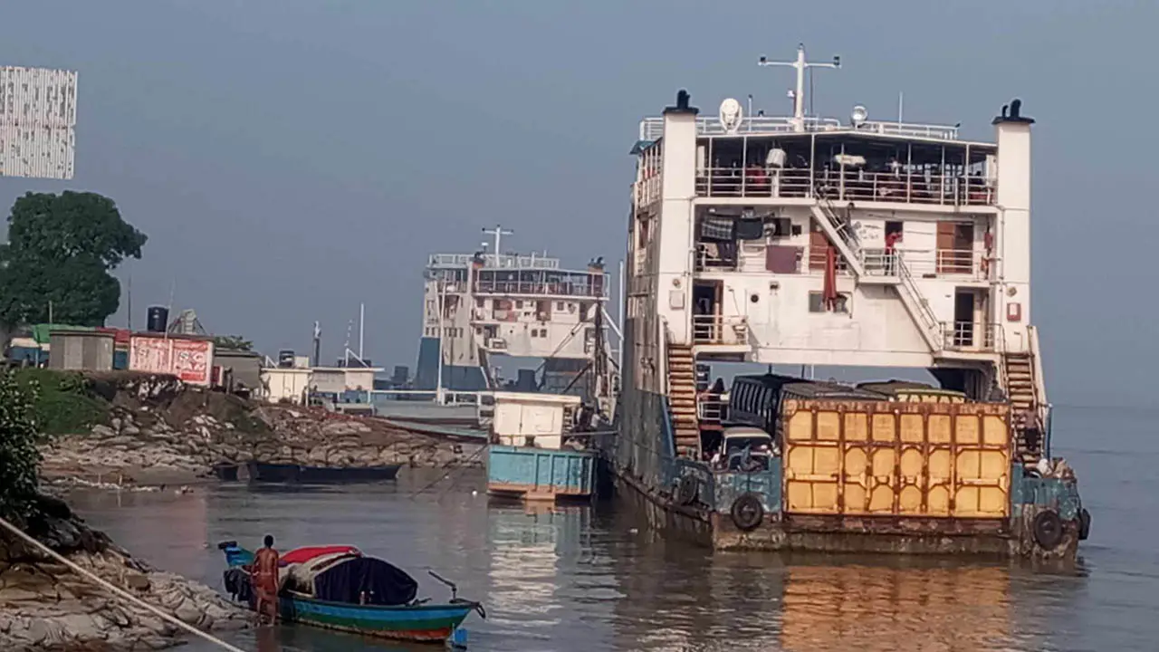 পৌনে ৩ ঘণ্টা পর দৌলতদিয়া-পাটুরিয়ায় ফেরি চলাচল শুরু