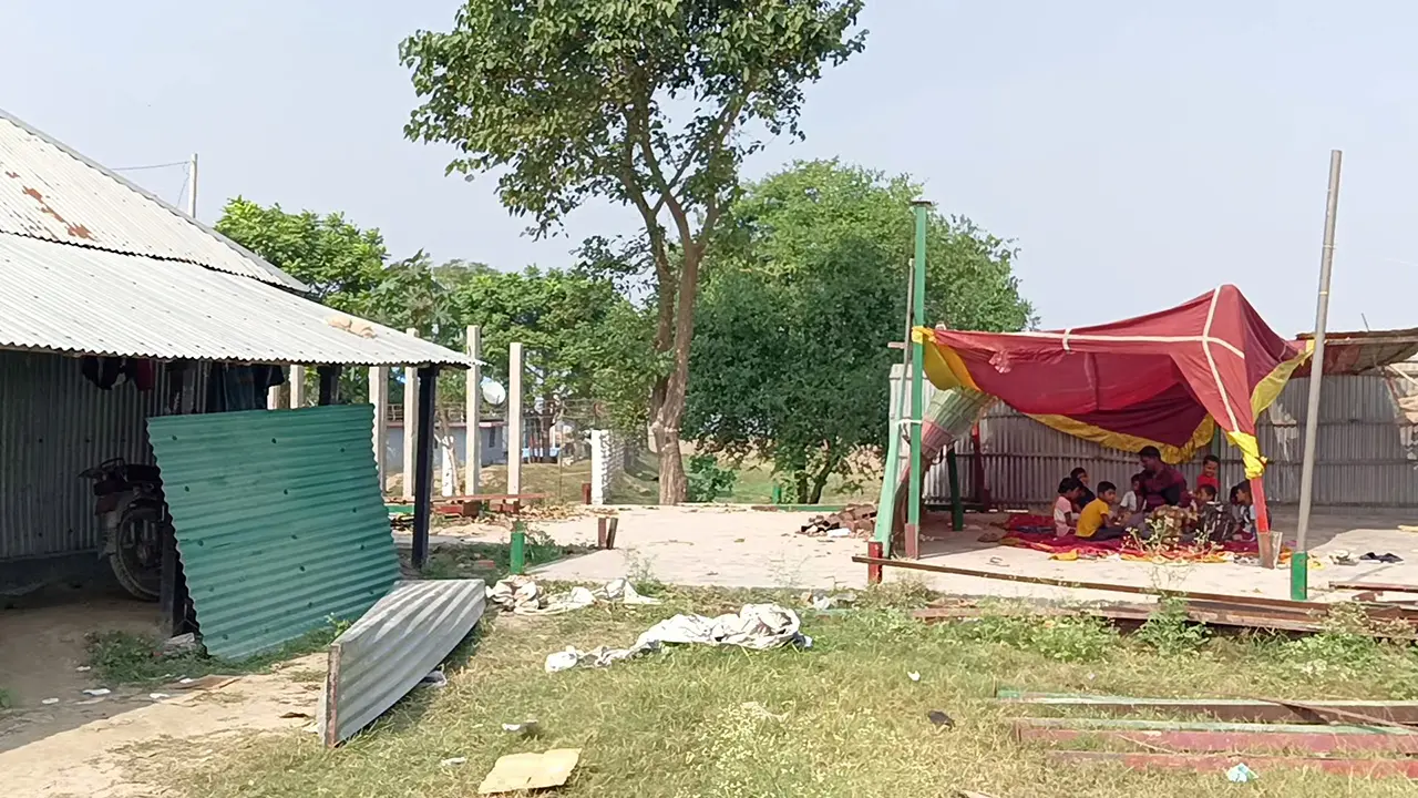 নদীতে বিলীন বিদ্যালয়, দেড় মাস ধরে খোলা আকাশের নিচে পাঠদান