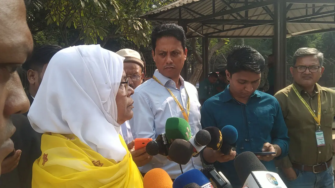 ট্রাইব্যুনালে এসে অঝোরে কাঁদলেন রেহানের মা