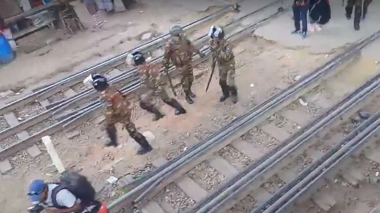 মহাখালীতে অটোরিকশা চালকদের ধাওয়া দিল সেনাবাহিনী
