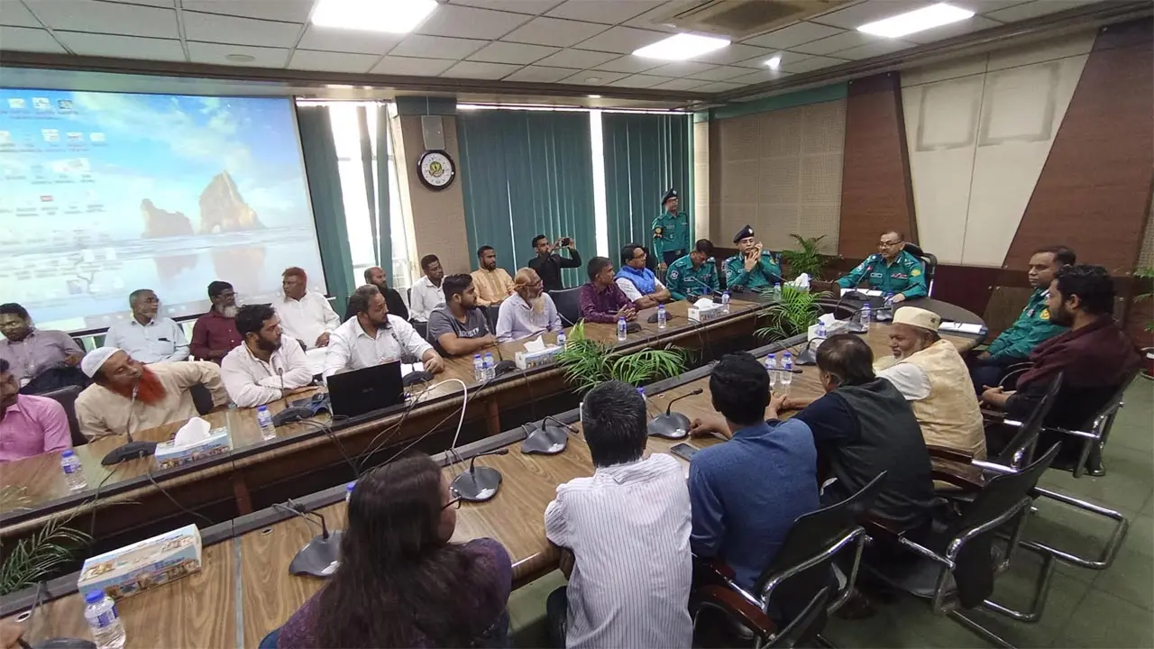 ডিএমপি কমিশনারের সঙ্গে অটোরিকশা চালকদের বৈঠক শুরু