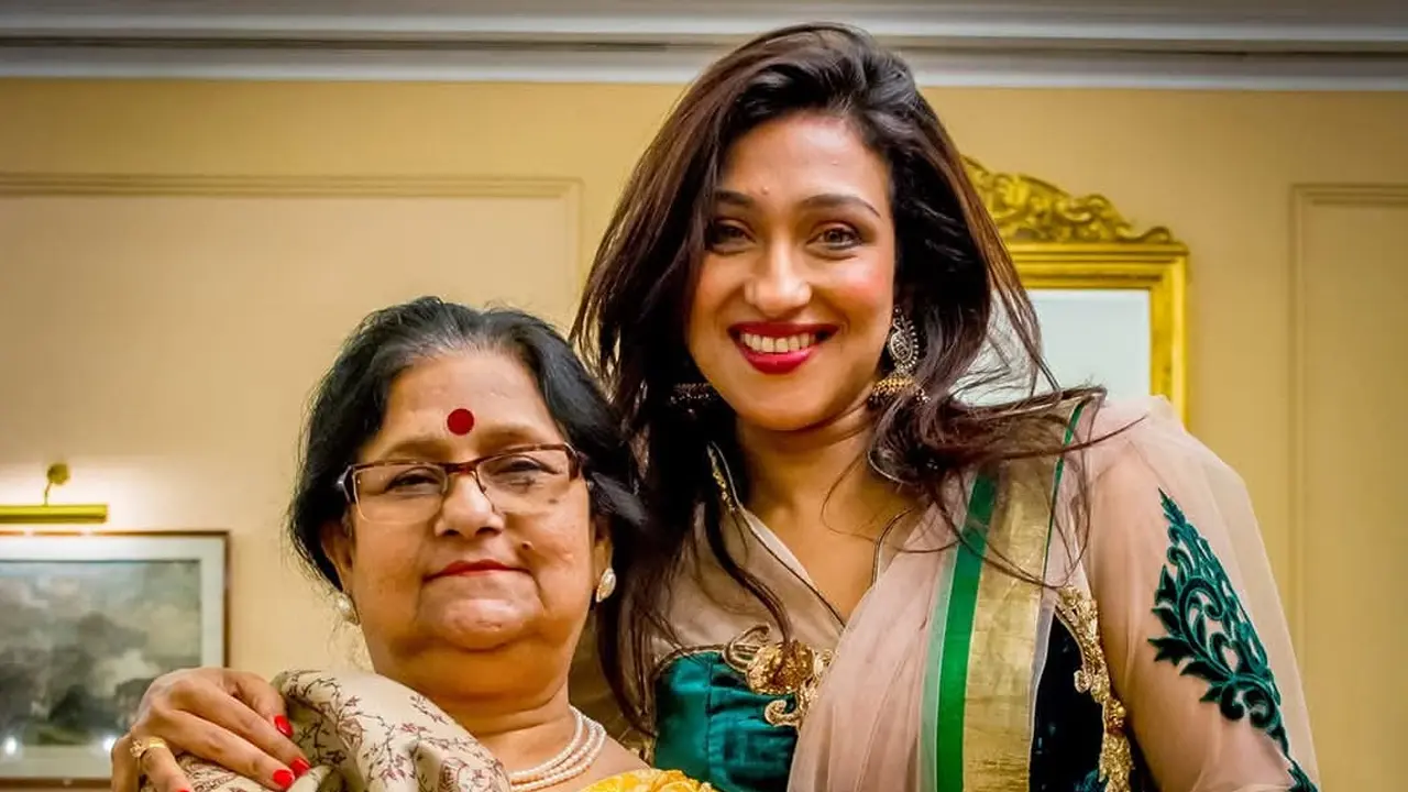 মা হারালেন ঋতুপর্ণা সেনগুপ্ত