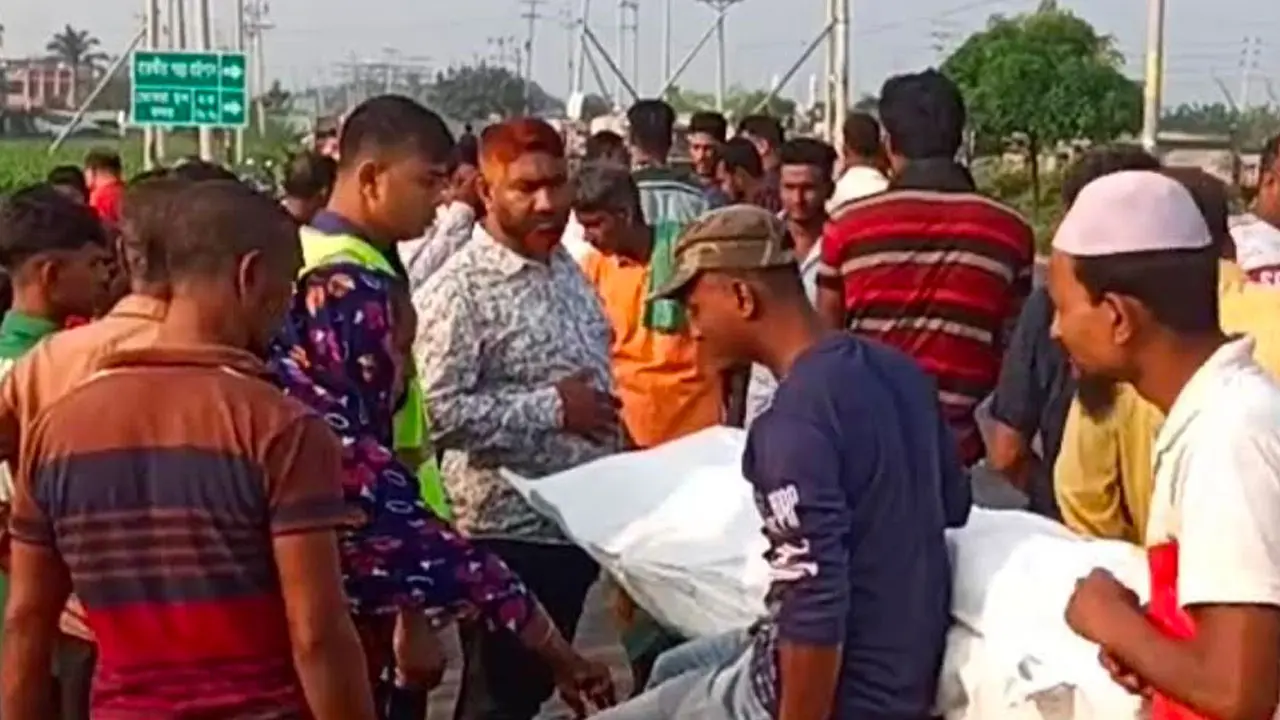 সাতক্ষীরায় ট্রাকচাপায় ৩ মোটরসাইকেল আরোহী নিহত 