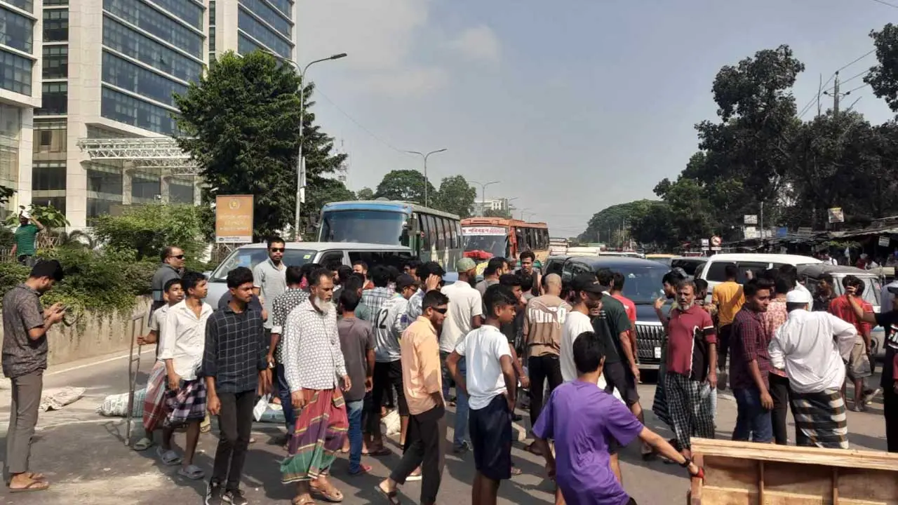 পঙ্গু হাসপাতালের সামনে সড়ক আটকে দিয়েছেন আন্দোলনে আহতরা