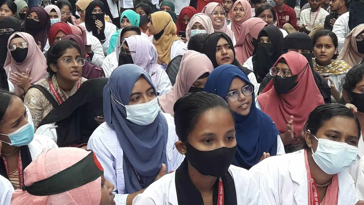 মেডিকেল টেকনোলজি-ফার্মেসি শিক্ষার্থীদের মহাখালী সড়ক অবরোধ