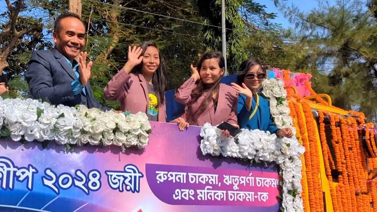 রাঙামাটিতে রাজকীয় সংবর্ধনায় সিক্ত সাফজয়ী ৩ স্বর্ণকন্যা