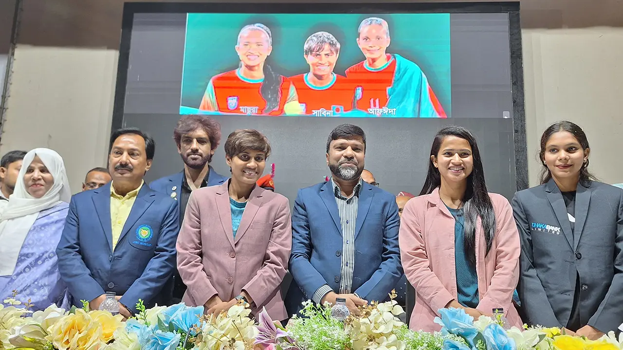 সাতক্ষীরা পৌঁছে গণসংবর্ধনা পেলেন সাফজয়ী ৩ খেলোয়াড়