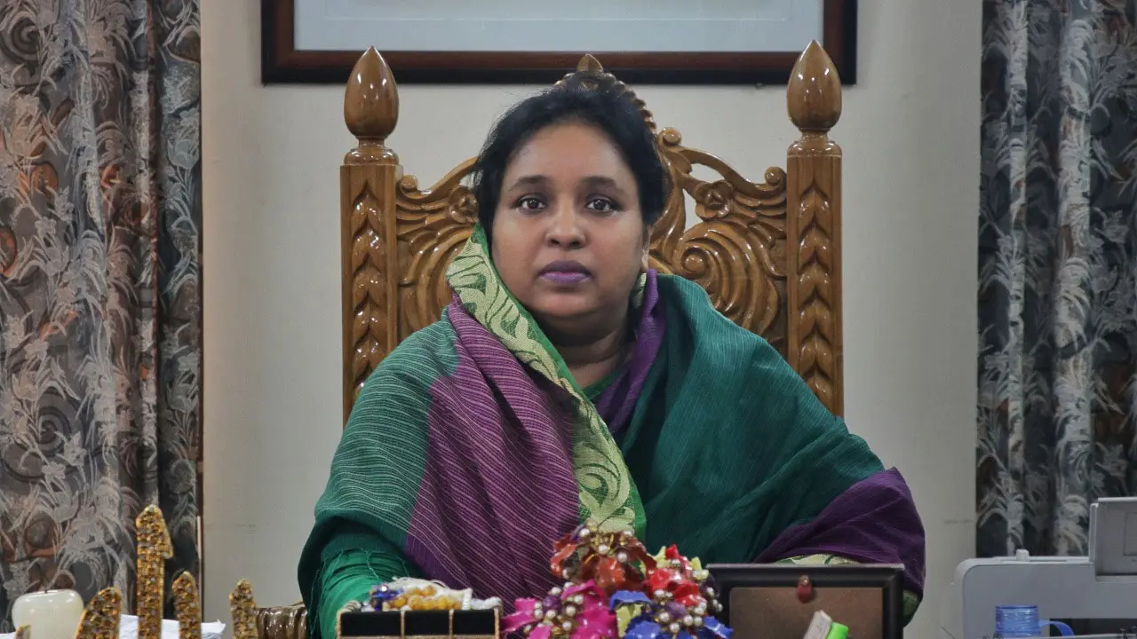 সেলিনা হায়াৎ আইভীর দেশত্যাগে নিষেধাজ্ঞা