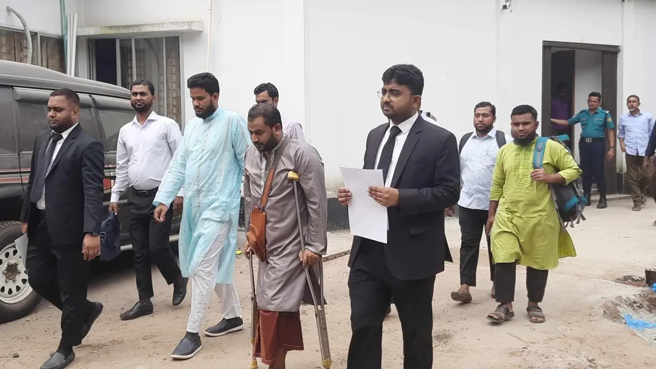 কৃত্রিম পায়ে ভর দিয়ে ট্রাইব্যুনালে শিবিরের ৪ নেতা