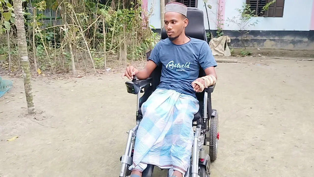 পুরো পরিবার চালানো সুজন এখন অন্যের সাহায্য ছাড়া দাঁড়াতেও পারেন না