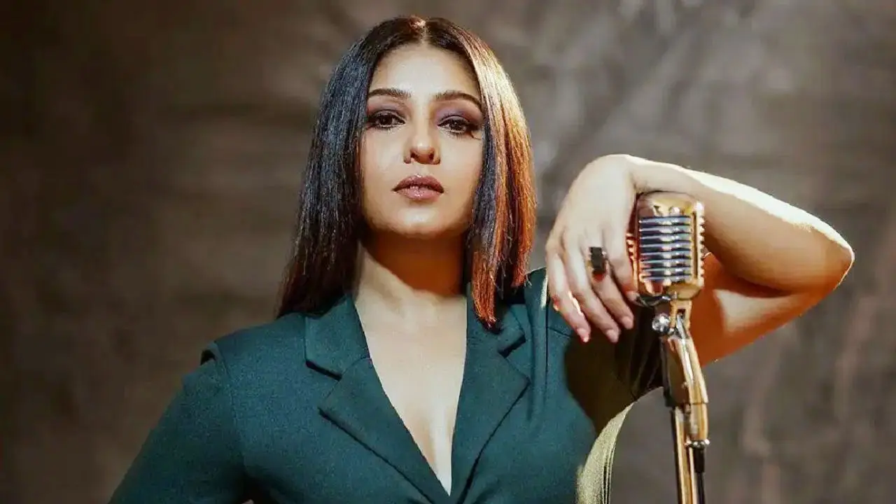 হাফপ্যান্ট পরে কনসার্ট করায় গায়িকাকে আক্রমণ