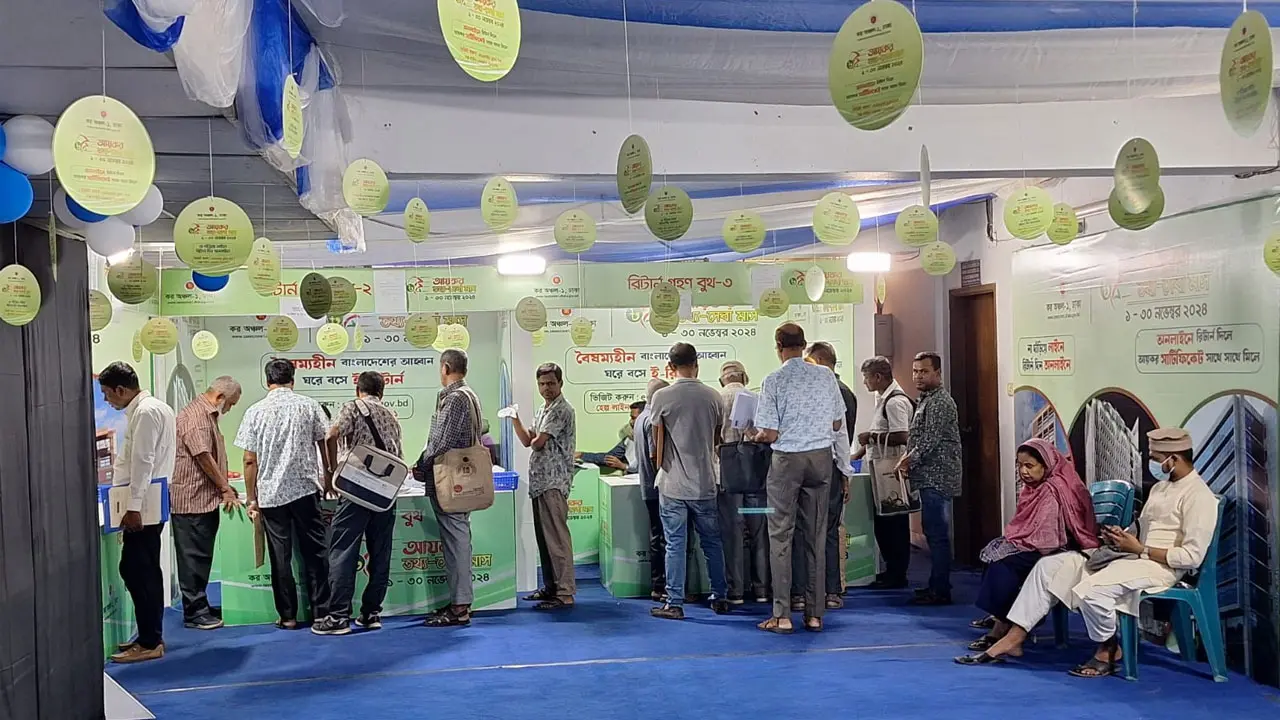 জমে উঠছে অফিসে অফিসে মিনি করমেলা