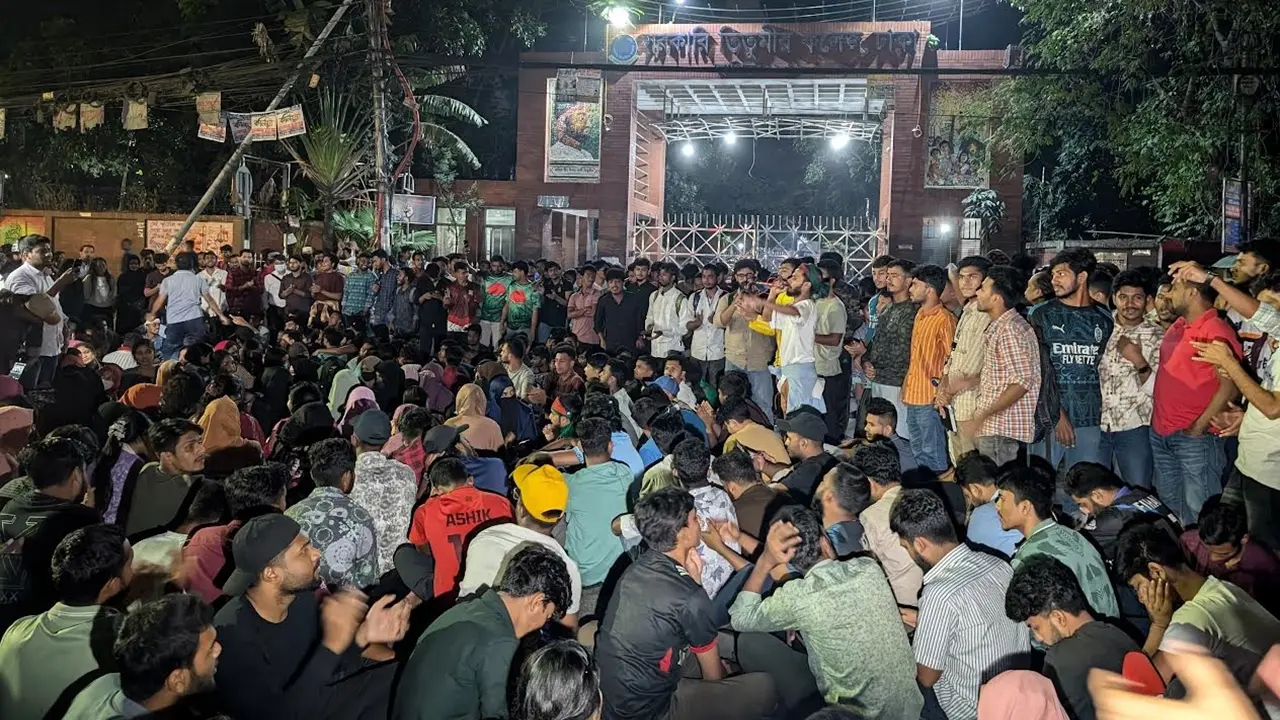 ফের সড়ক অবরোধ করল তিতুমীর কলেজের শিক্ষার্থীরা