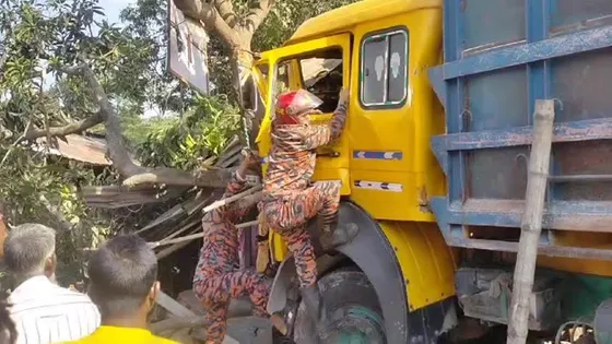 নিয়ন্ত্রণ হারিয়ে ট্রাক ঢুকে গেল দোকানে, নিহত ১