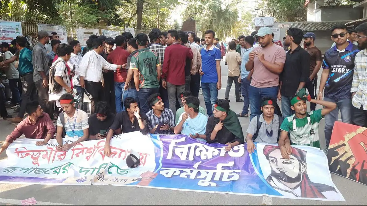 ট্রেনে পাথর নিক্ষেপ : যে ব্যাখ্যা দিচ্ছেন তিতুমীরের শিক্ষার্থীরা