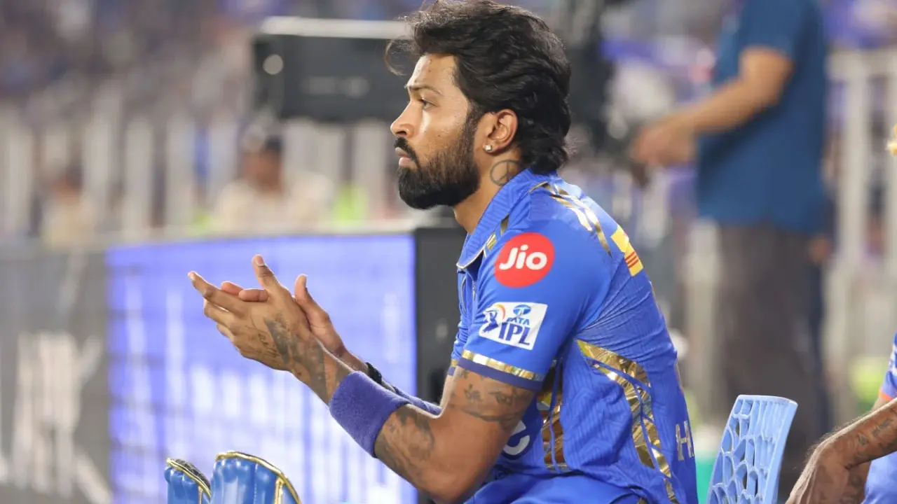 আইপিএল শুরুর আগেই নিষেধাজ্ঞায় হার্দিক
