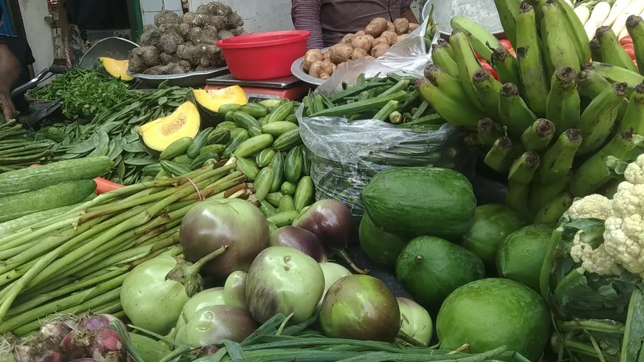 আসছে শীত তবুও চড়া সবজির বাজার