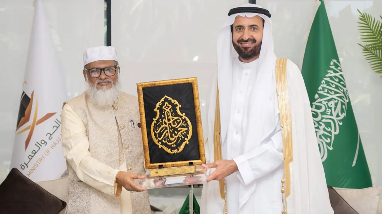 কাবার গিলাফ উপহার পেয়েছেন ধর্ম উপদেষ্টা