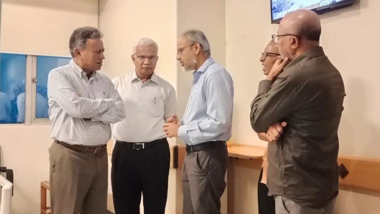 সাংবাদিক সুমন মাহমুদের মাকে দেখতে হাসপাতালে বিএনপি নেতারা