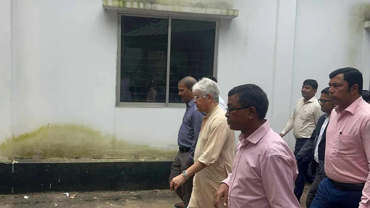 রাষ্ট্রপতি ইস্যুতে প্রশ্ন এড়িয়ে গেলেন আসিফ নজরুল