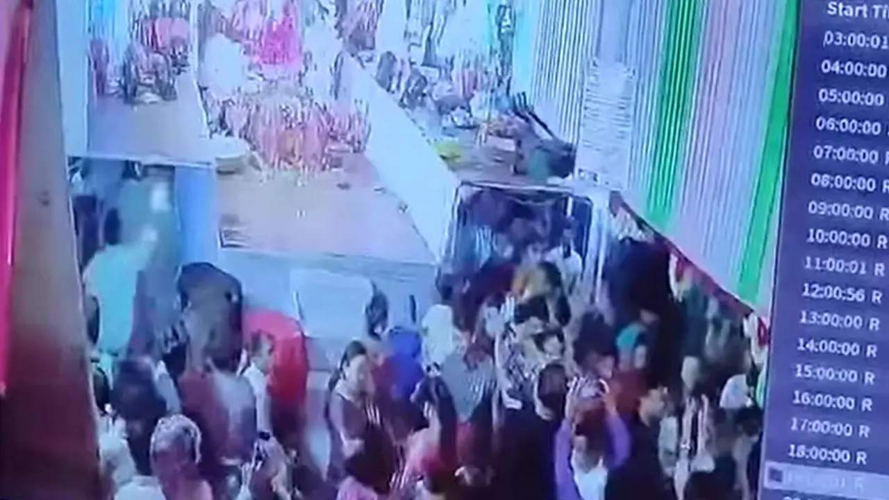 তাঁতীবাজারে পূজামণ্ডপে বোতল নিক্ষেপ-ছুরিকাঘাত