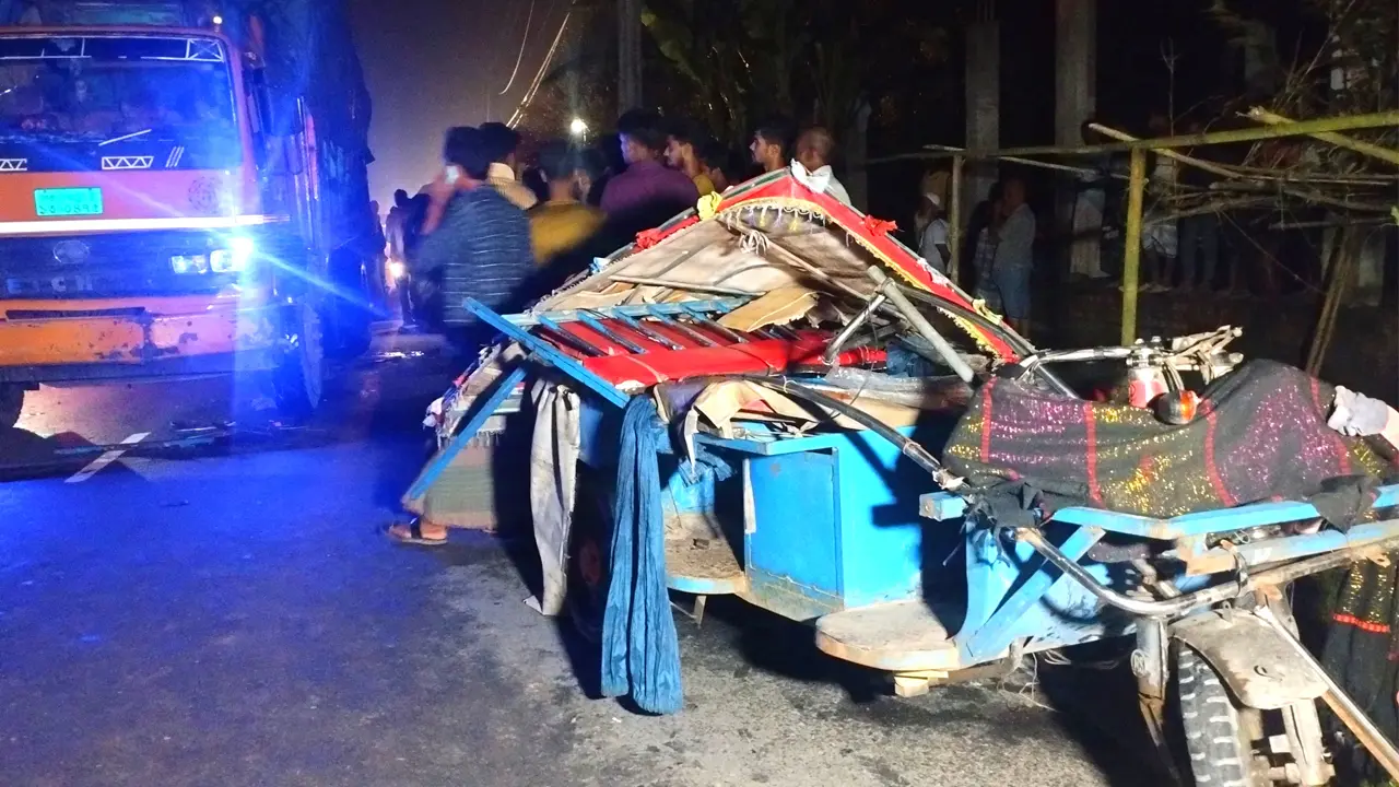 জামালপুরে ট্রাক চাপায় প্রাণ গেল অটোরিকশা চালকের