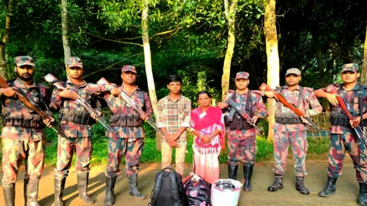 ভারতে ফিরতে গিয়ে মা-ছেলে আটক