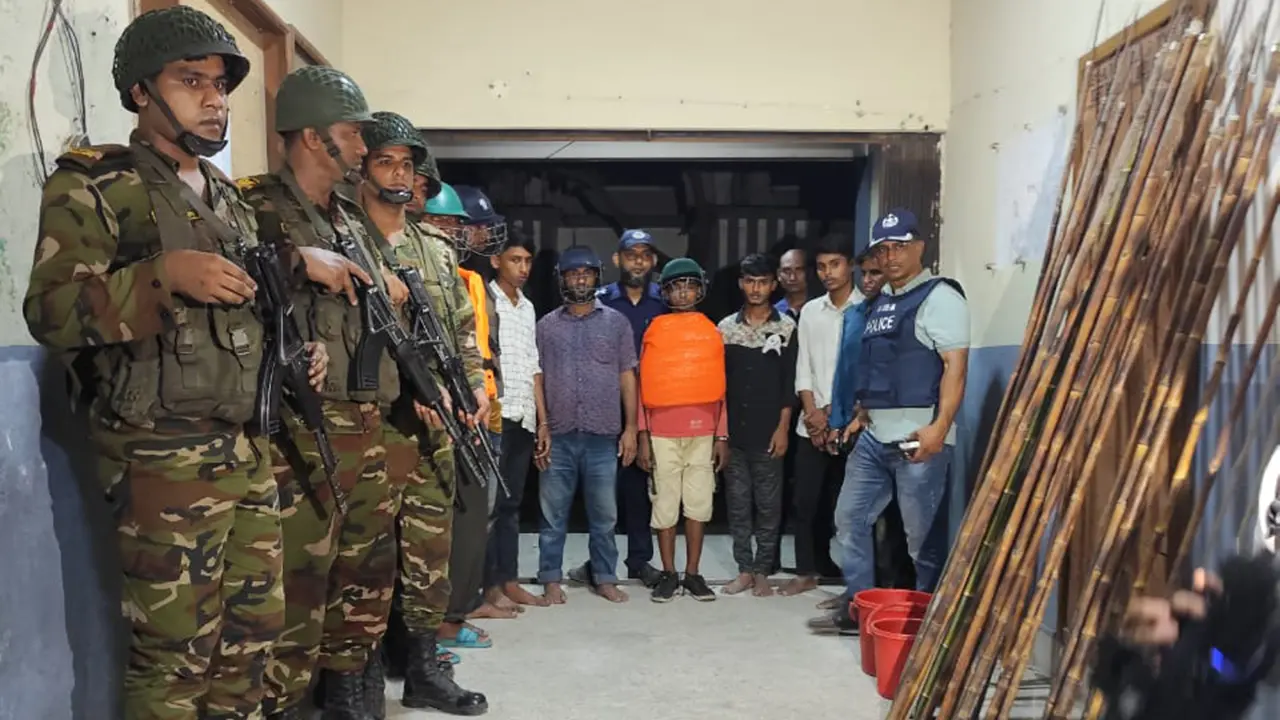 ব্রাহ্মণবাড়িয়ায় দুই পক্ষের সংঘর্ষে আটক ৮, ককটেল-দেশীয় অস্ত্র জব্দ