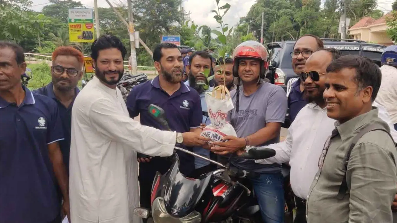 হেলমেট পরে মোটরসাইকেল চালাতে উৎসাহিত করে ব্যতিক্রমী ক্যাম্পেইন 
