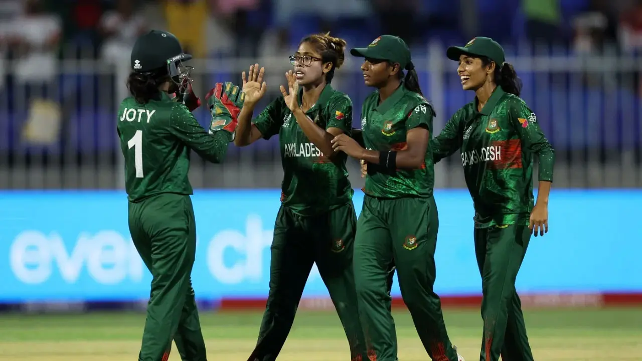 দারুণ বোলিংয়ে ইংল্যান্ডকে নাগালের মাঝেই রাখল বাংলাদেশ