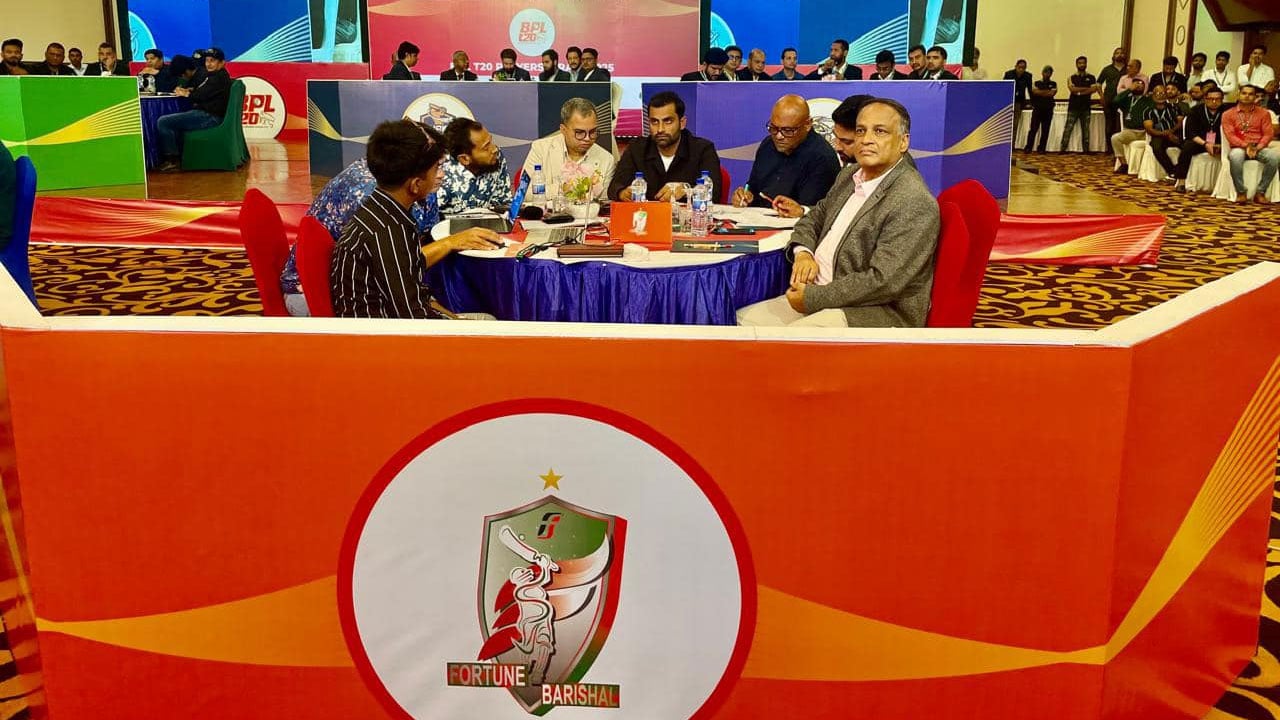 চতুর্থ সেটে বরিশালের বাজিমাত, তারুণ্যে চোখ ফ্র্যাঞ্চাইজদের
