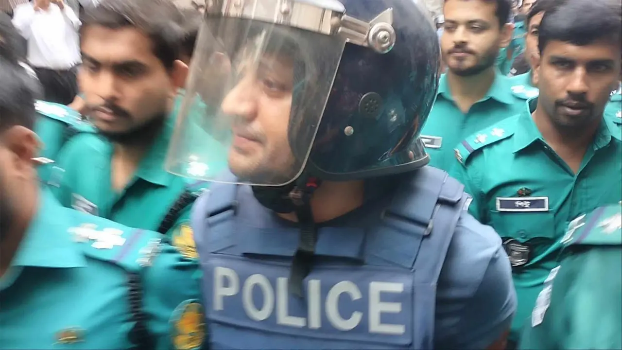 আসামি হয়ে আদালতে ব্যারিস্টার সুমন