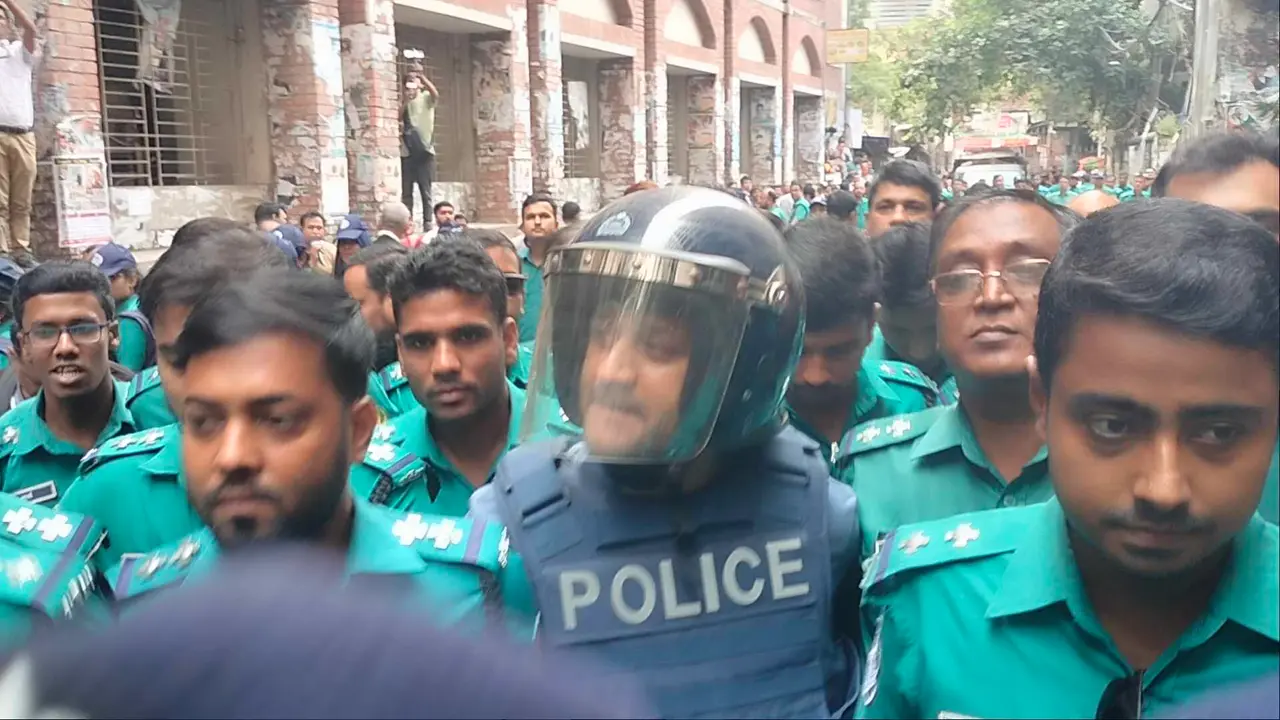 হত্যাচেষ্টা মামলায় ব্যারিস্টার সুমন ৫ দিনের রিমান্ডে