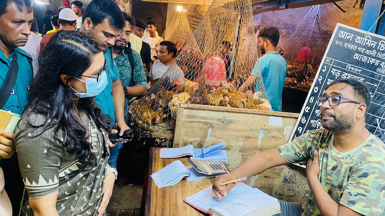 নিত্যপণ্যের বাজার তদারকি করলো বাণিজ্য মন্ত্রণালয়ের দুই টিম