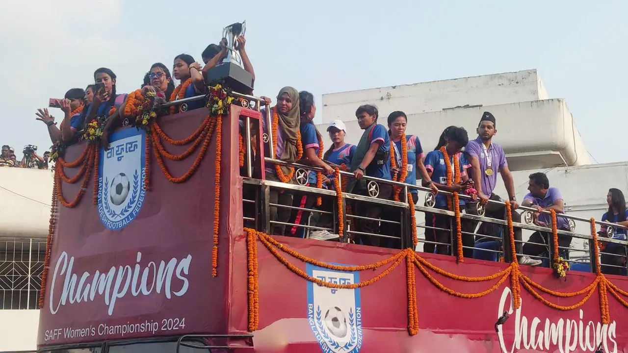 ছাদ খোলা বাসে চ্যাম্পিয়নদের যাত্রা শুরু
