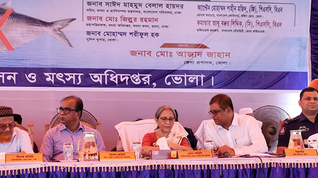 নদীতে অবৈধ জাল দিয়ে মাছ শিকারিরা দুর্বৃত্ত : মৎস্য উপদেষ্টা
