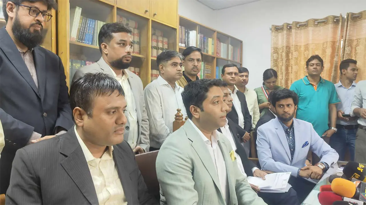 আওয়ামী লীগসহ ১৪ দলের বিচার চাইতে ট্রাইব্যুনালে ববি হাজ্জাজ