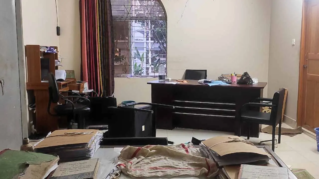 বদলি করায় কর্মকর্তাকে কর্মচারীর মারধর, অফিস ভাঙচুর