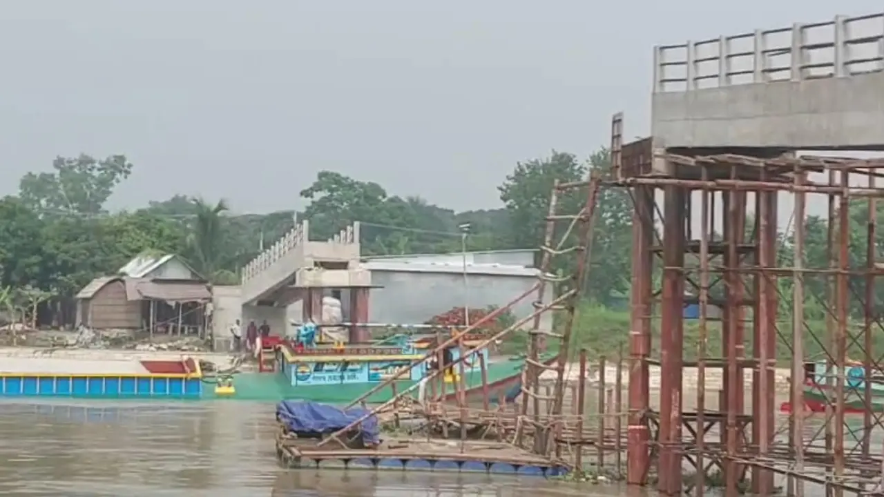 বাল্কহেডের ধাক্কায় নির্মাণাধীন সেতু ভেঙে শ্রমিক আহত