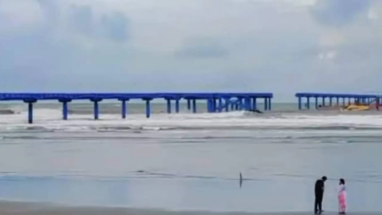 ঘূর্ণিঝড় দানা: ইনানীতে নৌবাহিনীর জেটি ভেঙে দ্বিখণ্ডিত