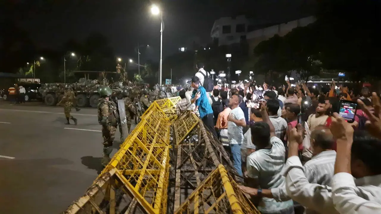 বঙ্গভবনের নিরাপত্তা ব্যারিকেড ভাঙার চেষ্টা, সেনাবাহিনীর ধাওয়া