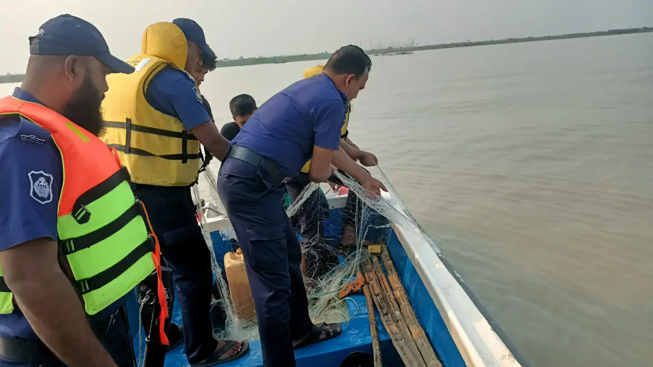 নিষেধাজ্ঞা অমান্য করে ইলিশ শিকার, ৫৫ জেলে আটক